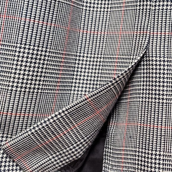Size 2 Plaid pattern Business Suit Jacket with complimentary matching skirt. - Picture 9 of 10